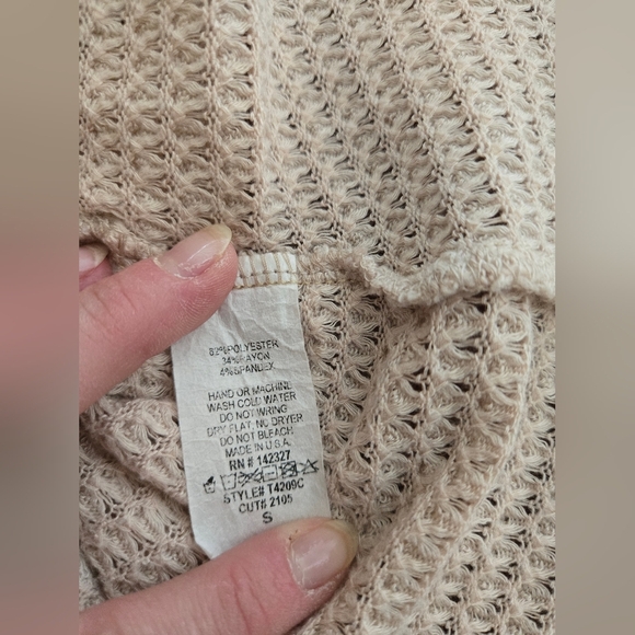 Altar'd State Cream V Neck Waffle Print Top with Buttons on Back Size Small - Picture 8 of 8